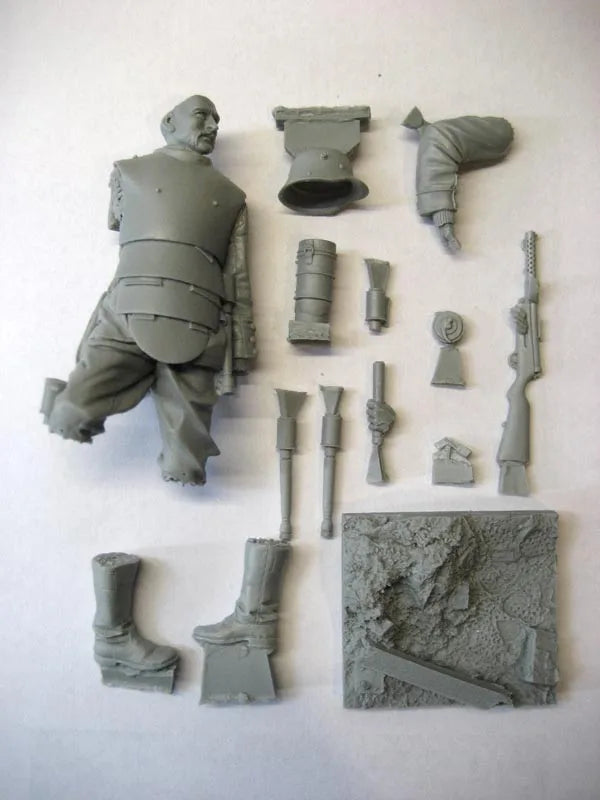 1/16 WWI German Soldier Standing with Rifle and Bayonet, Resin Model Figure Kit, Unassembled and Unpainted