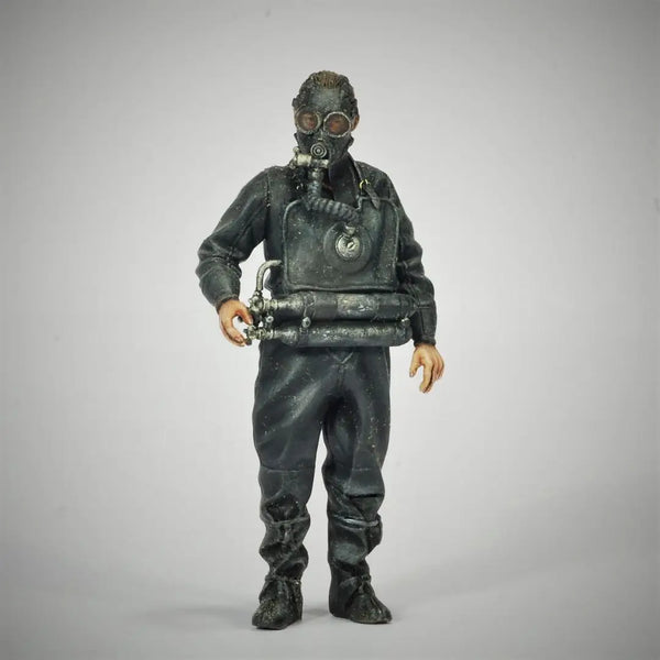 1/35 Modern Soldier with Gas Mask, Resin Model Figure Kit, Unassembled and Unpainted