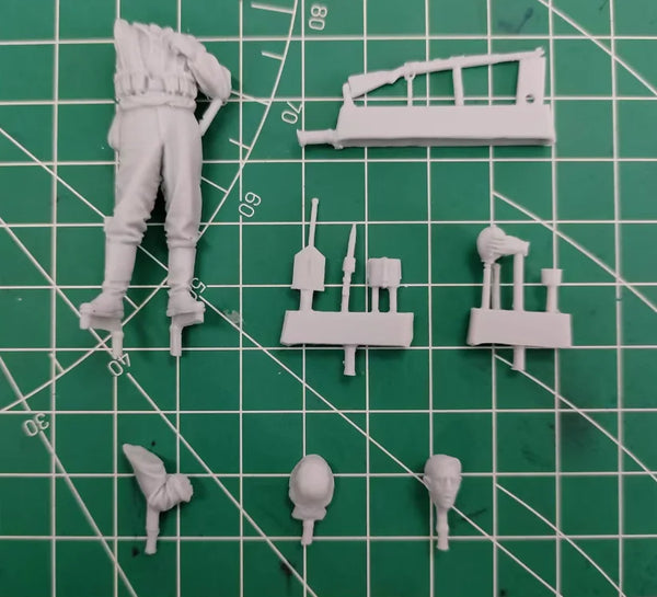 1/35 WWII German Soldier Drinking Water, Resin Model Figure Kit, Unassembled and Unpainted