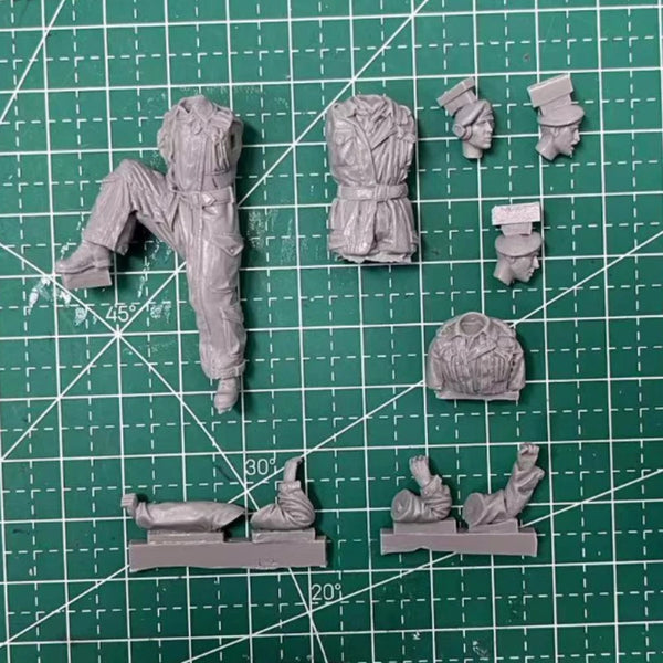1/35 WWII British Tank Crew in Berets, 2 Figures, Resin Model Figure Kit, Unassembled and Unpainted