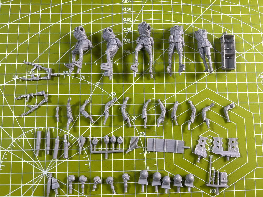 1/35 WWII Soviet Infantry Raising Victory Banner, 5 Figures, Resin Model Figure Kit, Unassembled and Unpainted