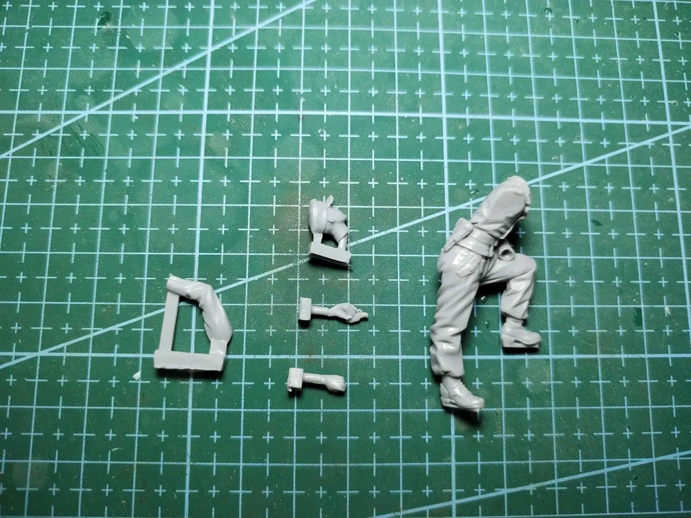 1/35 WWII German Officer Pointing, Resin Model Figure Kit, Unassembled and Unpainted