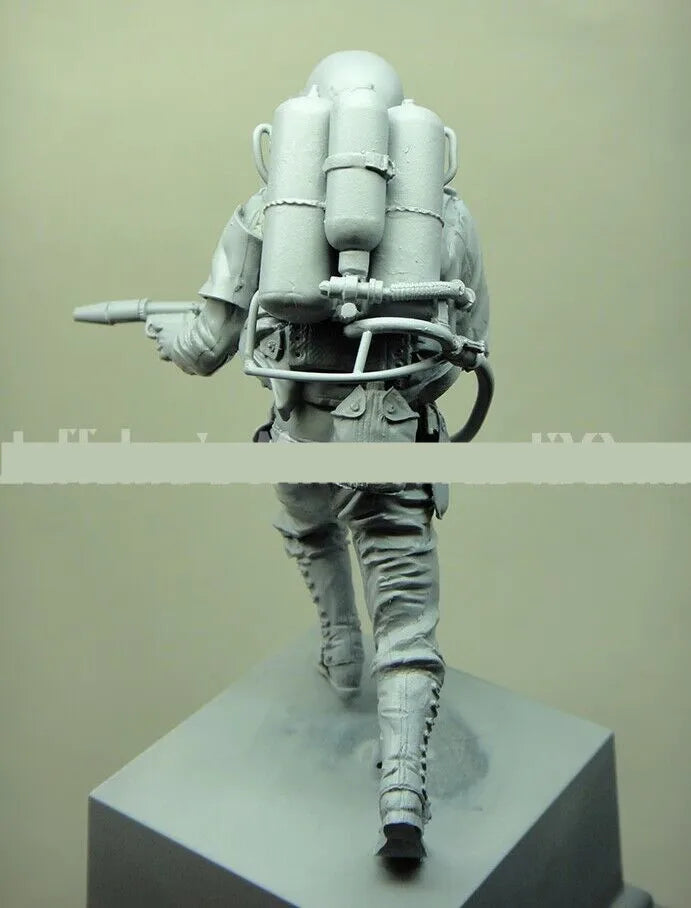 1/16 WWII American Infantryman Advancing with Full Pack, Resin Model Figure Kit, Unassembled and Unpainted