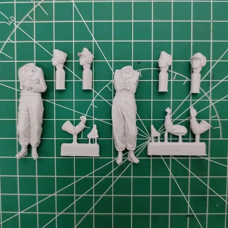 1/35 WWII German Panzer Radio Operator with Headset, Resin Model Figure Kit, Unassembled and Unpainted