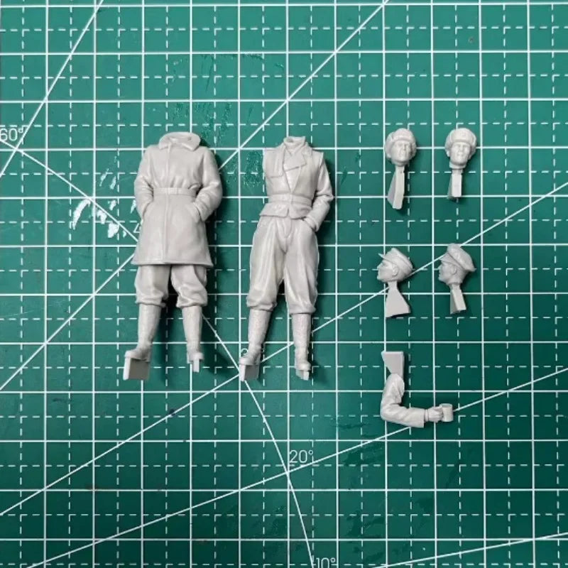 1/35 WWII German Tankers in Field Tunic and Overcoat, 2 Figures, Resin Model Figure Kit, Unassembled and Unpainted