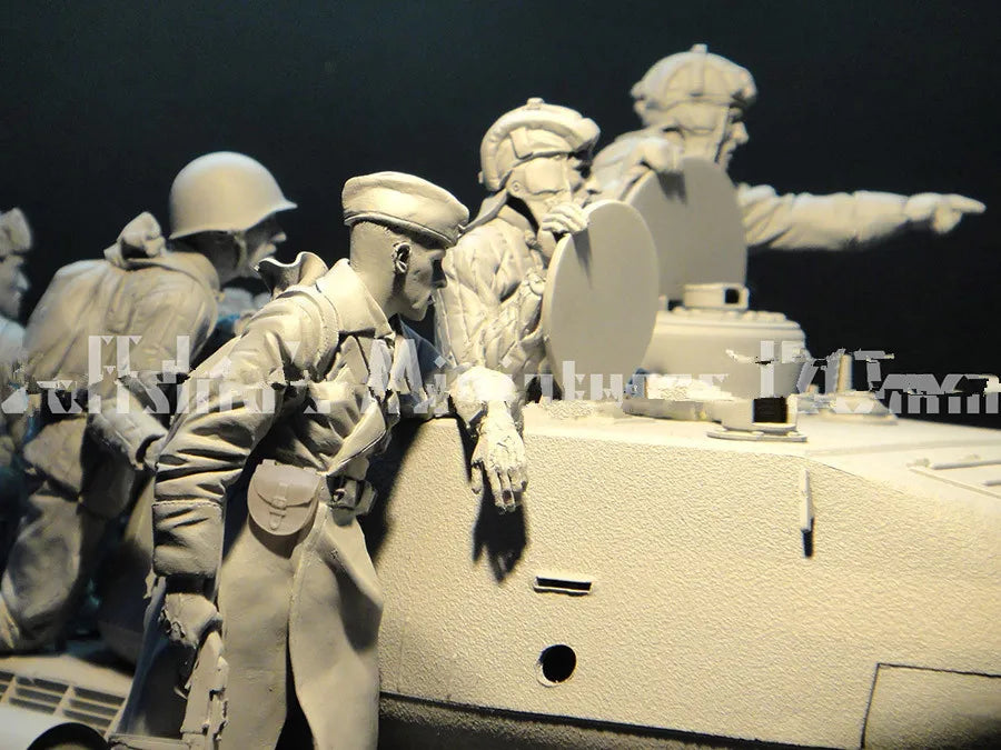 1/16 WWII German Panzer Crew in Combat Positions, 7 Figures, Resin Model Figure Kit, Unassembled and Unpainted