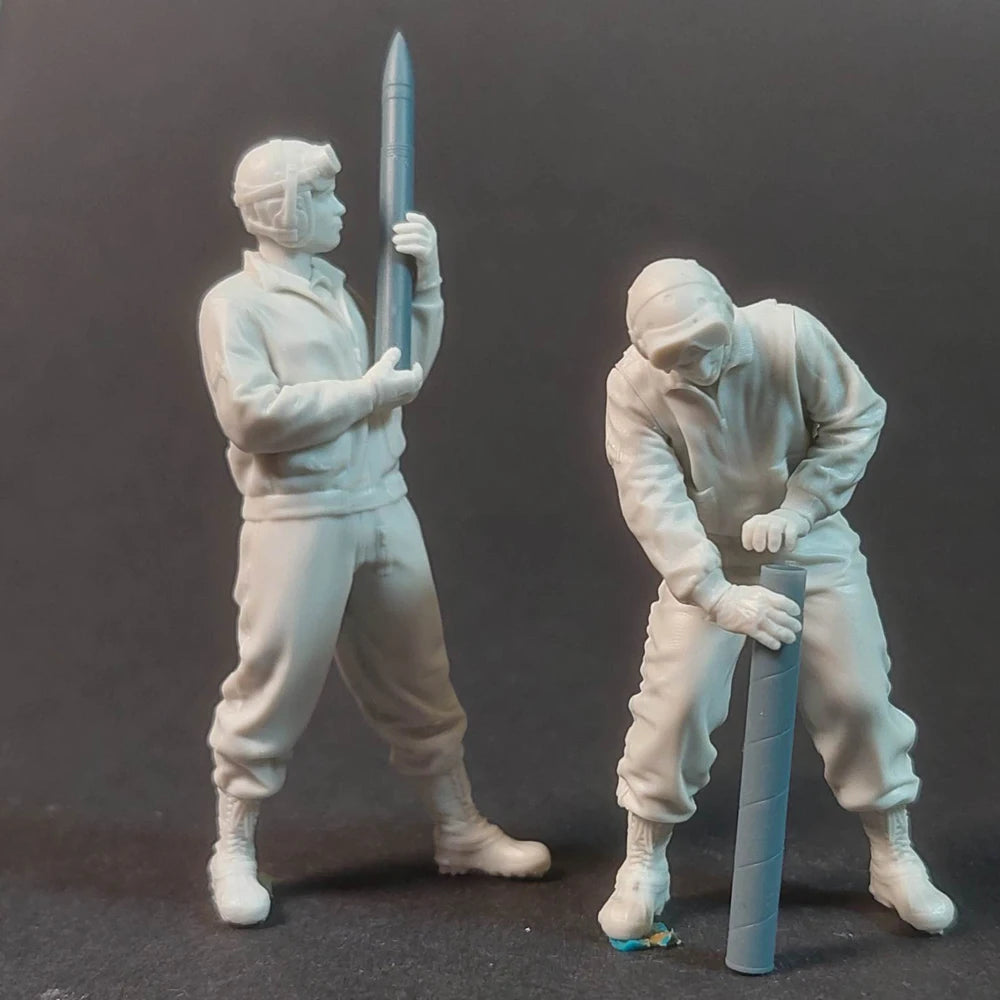 1/35 WWII US Tankers Loading 76mm, 4 Figures, Resin Model Figure Kit, Unassembled and Unpainted