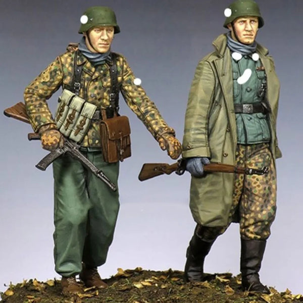 1/35 WWII German Infantry with MP40 and Mixed Uniforms, 4 Figures, Resin Model Figure Kit, Unassembled and Unpainted
