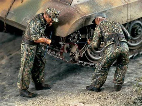1/35 Modern Soldiers Servicing Vehicle, 2 Figures, Resin Model Figure Kit, Unassembled and Unpainted