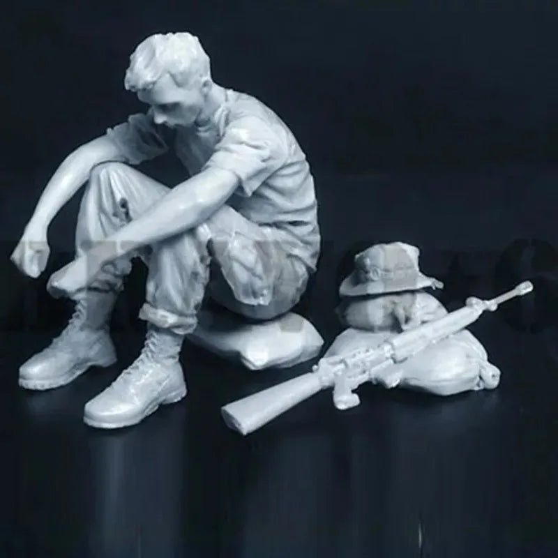 1/35 Vietnam War US Soldier Resting with Rifle Teammate, 2 Figures, Resin Model Figure Kit, Unassembled and Unpainted