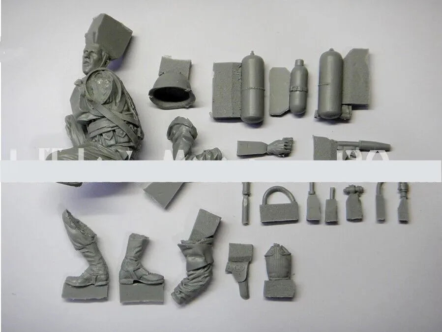 1/16 WWI German Infantryman Attacking with Rifle, Resin Model Figure Kit, Unassembled and Unpainted