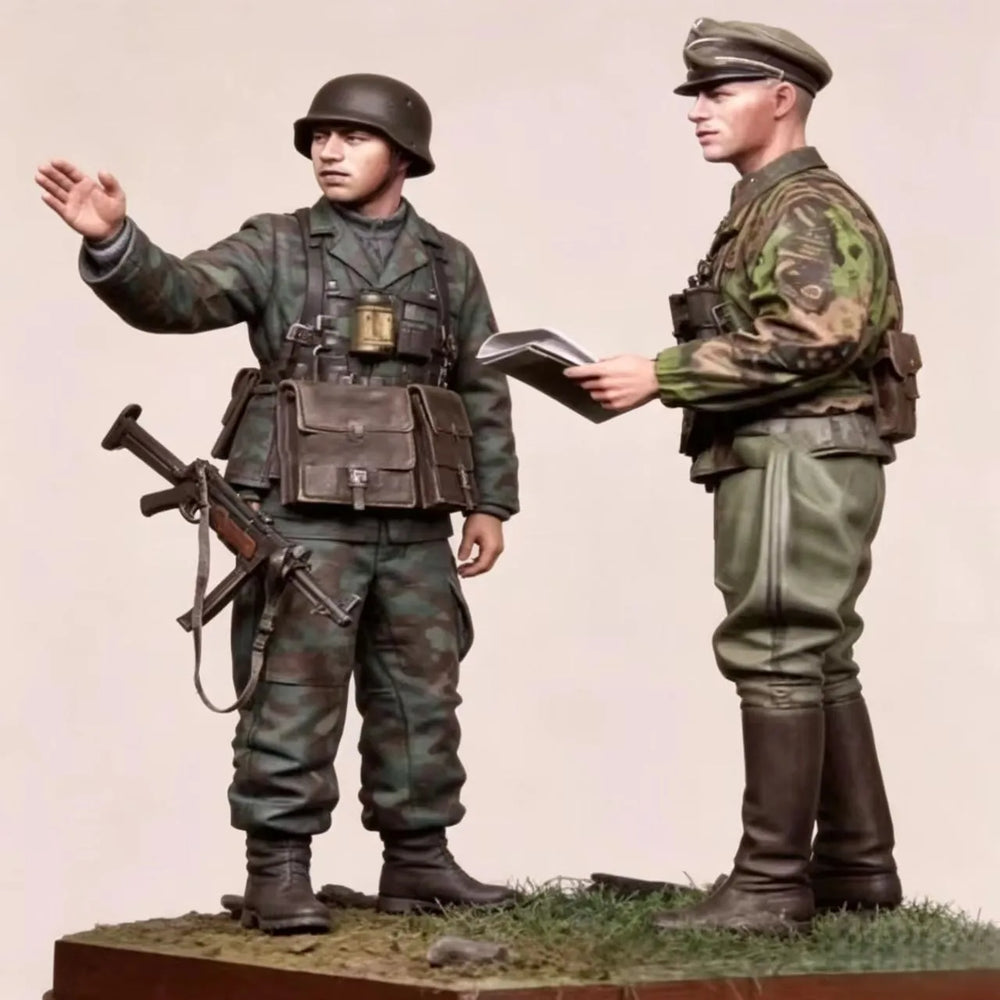 1/35 WWII German Infantry with Officers, 2 Figures, Resin Model Figure Kit, Unassembled and Unpainted