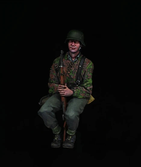 1/35 WWII Seated Soldiers, 2 Figures, Resin Model Figure Kit, Unassembled and Unpainted