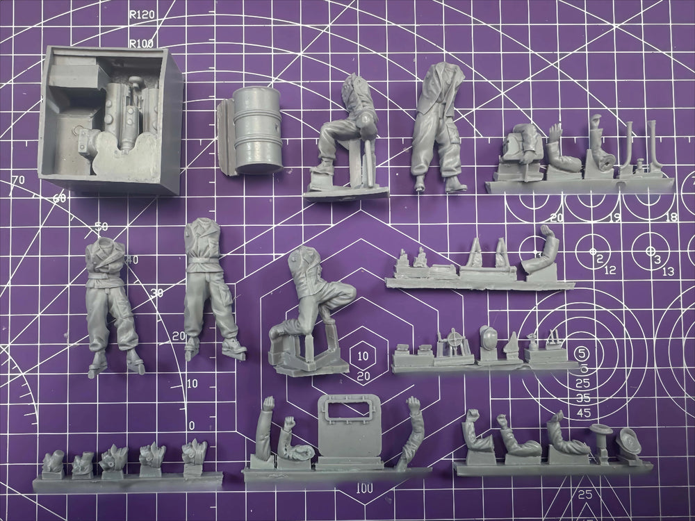 1/35 WWII German Panzer Maintenance Crew, 5 Figures, Resin Model Diorama Kit, Unassembled and Unpainted