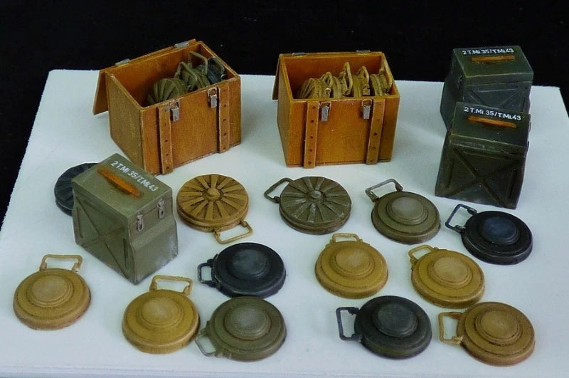 1/35 WWII German Antitank Mines, Resin Model Terrain Kit, Unpainted