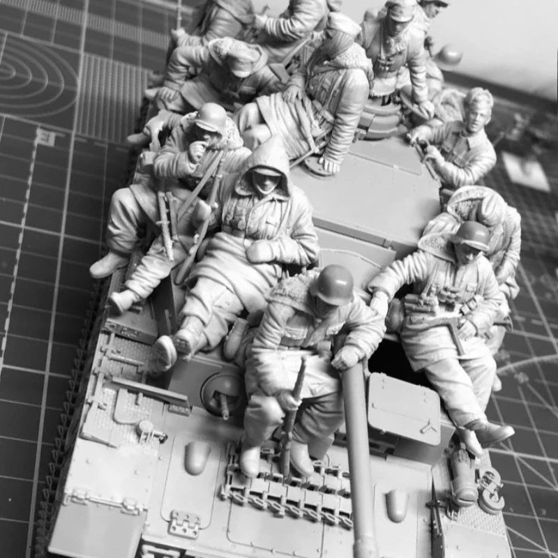 1/35 WWII Tank Crew & Infantry Soldiers, 35 Figures, Resin Model Figure Kit, Unassembled and Unpainted
