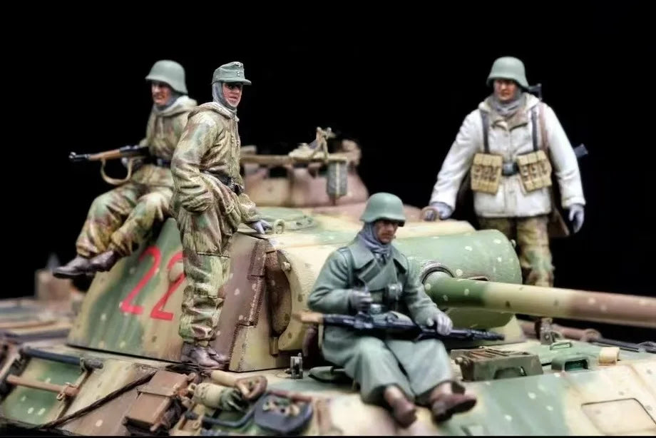 1/35 WWII German Panzer Crew at Gun Position, 4 Figures, Resin Model Figure Kit, Unassembled and Unpainted