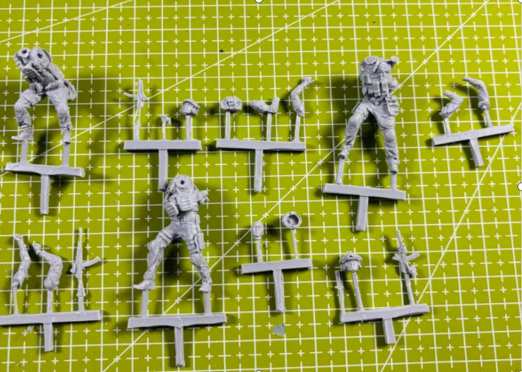 1/35 Modern Tactical Team Vehicle Assault, 3 Figures, Resin Model Figure Kit, Unassembled and Unpainted