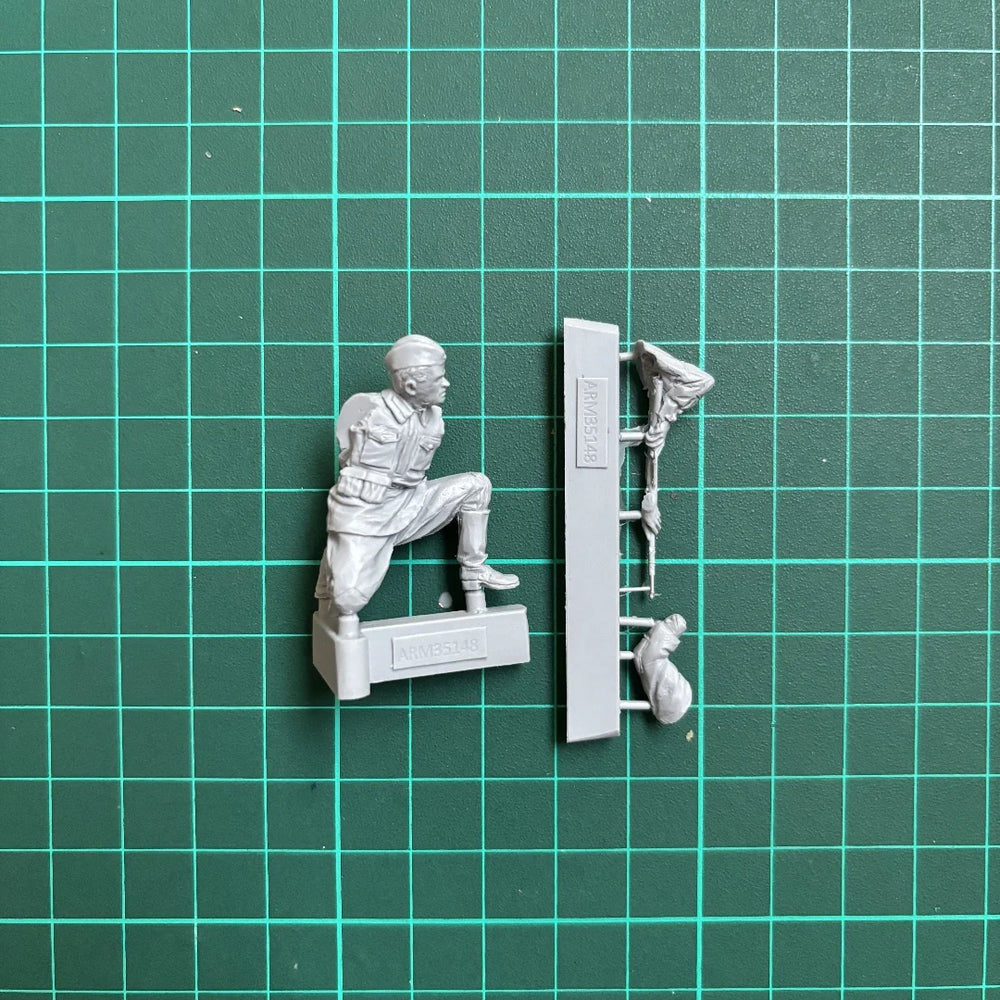 1/35 WWII Soviet Soldier Advancing with PPSh-41, Resin Model Figure Kit, Unassembled and Unpainted