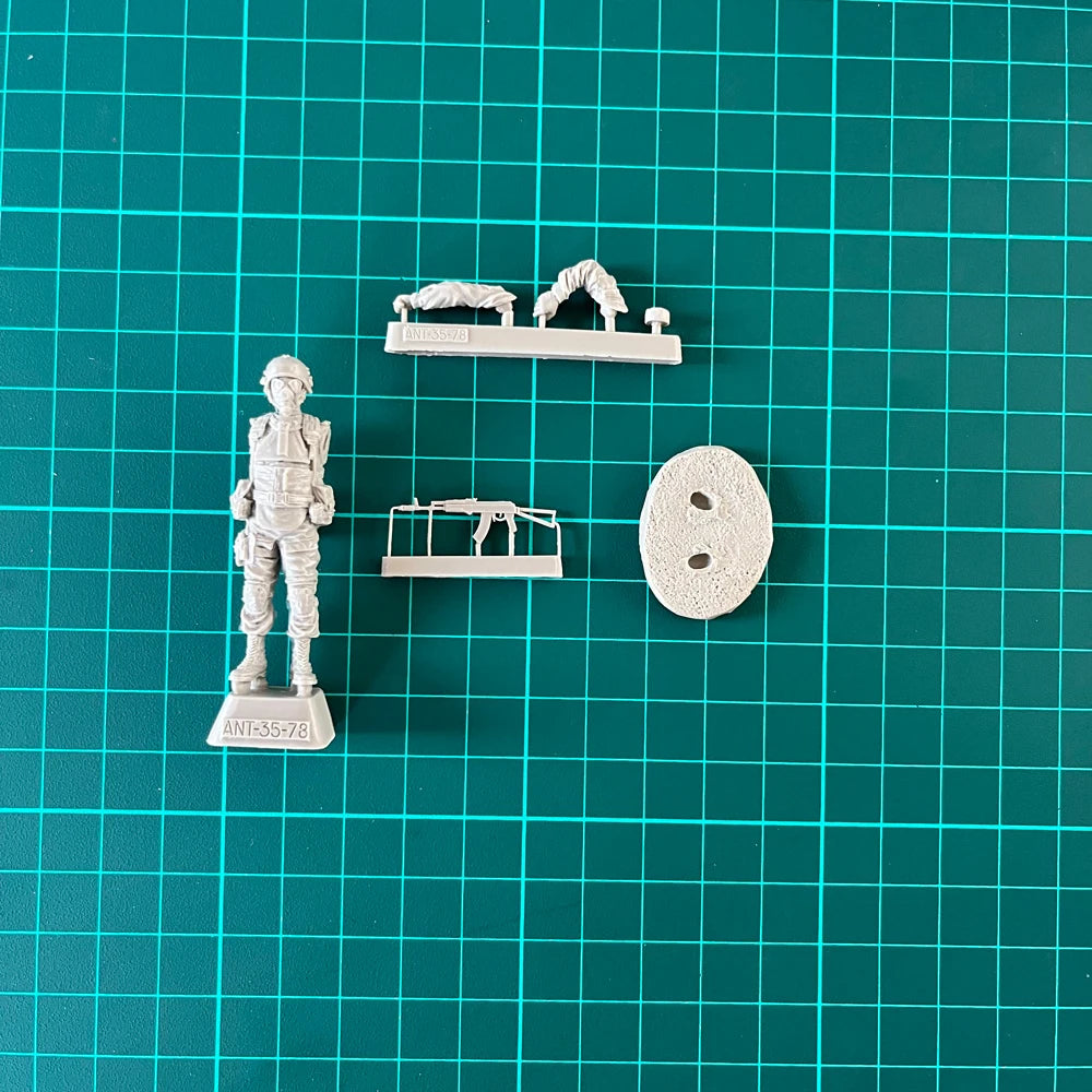 1/35 Modern Combat Infantrymen with Assault Rifles, 2 Figures, Resin Model Figure Kit, Unassembled and Unpainted