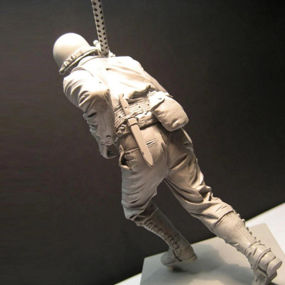 1/16 WWII US Infantryman Charging with Bayonet, Resin Model Figure Kit, Unassembled and Unpainted