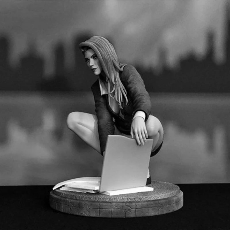 1/24 Modern Female Developer Crouching with Laptop, Resin Model Figure Kit, Unassembled and Unpainted
