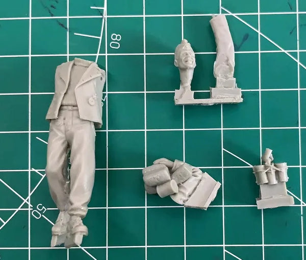 1/35 WWII German Soldier Combat Stance, Resin Model Figure Kit, Unassembled and Unpainted