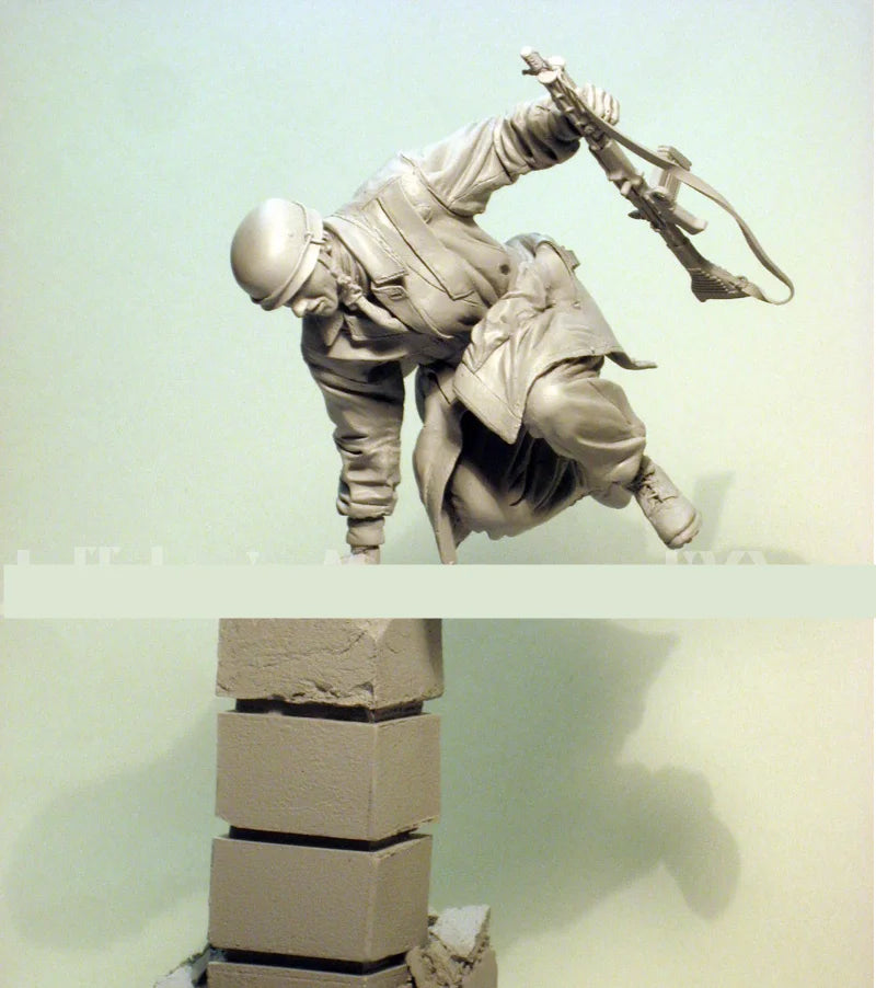 1/16 Modern Soldier Falling Backward, Resin Model Figure Kit, Unassembled and Unpainted