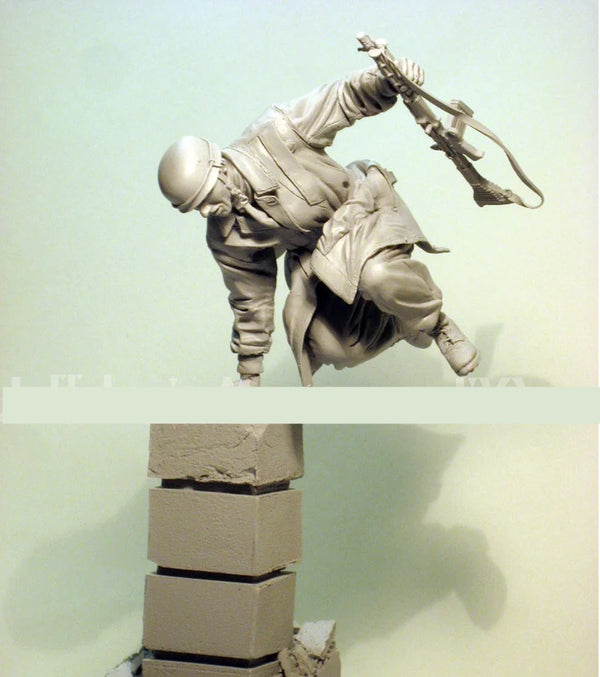 1/16 Modern Soldier Falling Backward, Resin Model Figure Kit, Unassembled and Unpainted