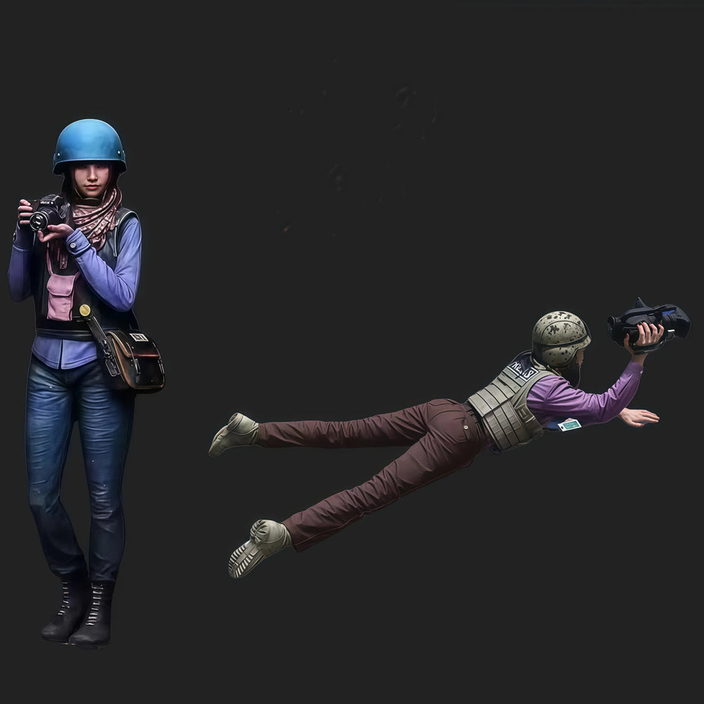 1/35 Modern War Correspondent with Tactical Soldier, 2 Figures, Resin Model Figure Kit, Unassembled and Unpainted