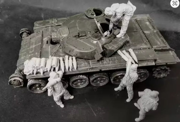 1/35 WWII Soviet Tank Crew Ammunition Loading, 5 Figures, Resin Model Figure Kit, Unassembled and Unpainted