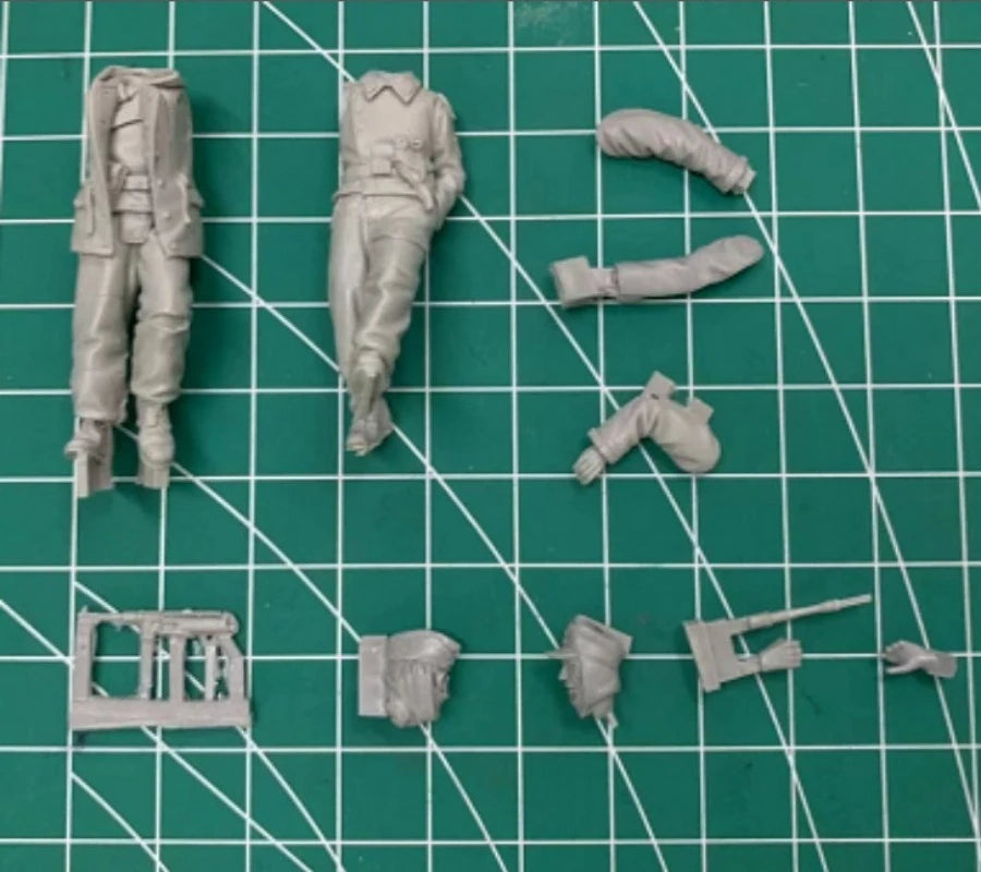 1/35 WWI Winter Tank Soldiers, 2 Figures, Resin Model Figure Kit, Unassembled and Unpainted