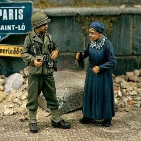 1/35 WWII American & French Civilian, 2 Figures, Resin Model Figure Kit, Unassembled and Unpainted