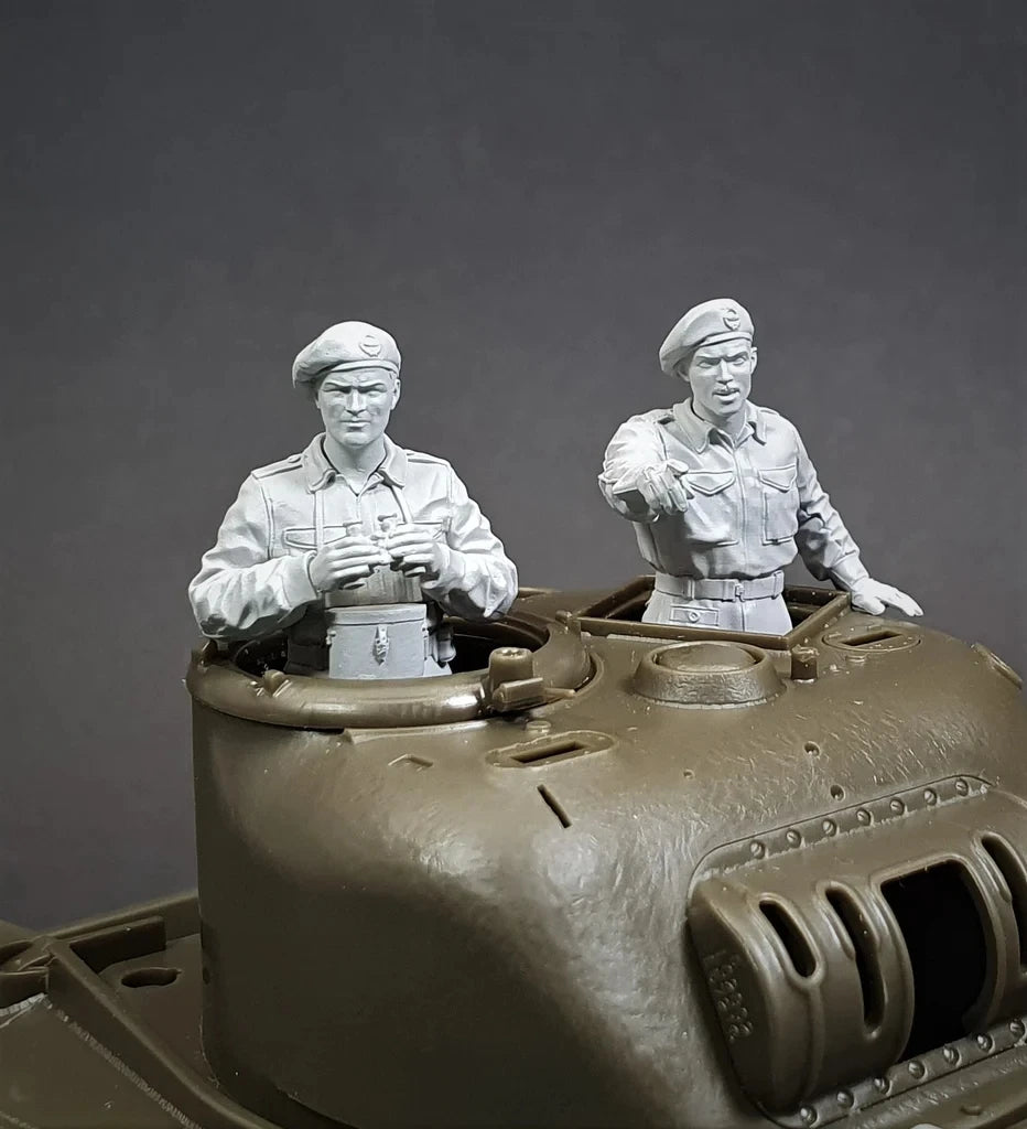 1/35 WWII German Panzer Crew with Headsets, 2 Figures, Resin Model Figure Kit, Unassembled and Unpainted