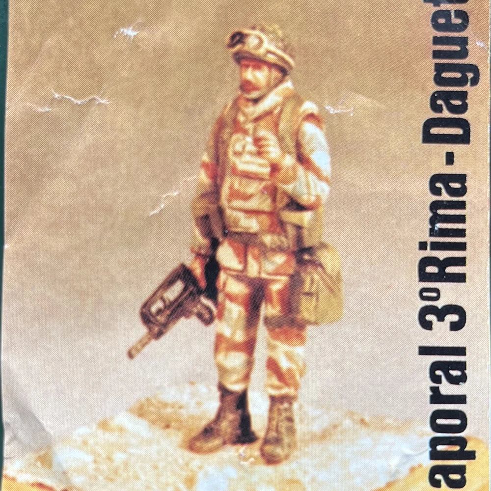 1/35 Modern Desert Camouflage Rifleman with Assault Rifle, Resin Model Figure Kit, Unassembled and Unpainted
