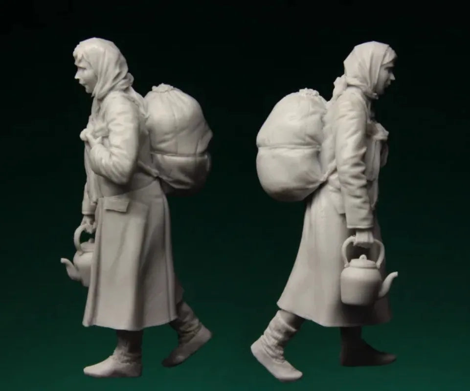1/35 WWII Soviet Evacuee Woman with Sack and Pot, Resin Model Figure Kit, Unassembled and Unpainted