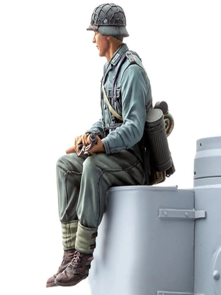 1/16 WWII German Rifleman Resting at Bunker, Resin Model Figure Kit, Unassembled and Unpainted