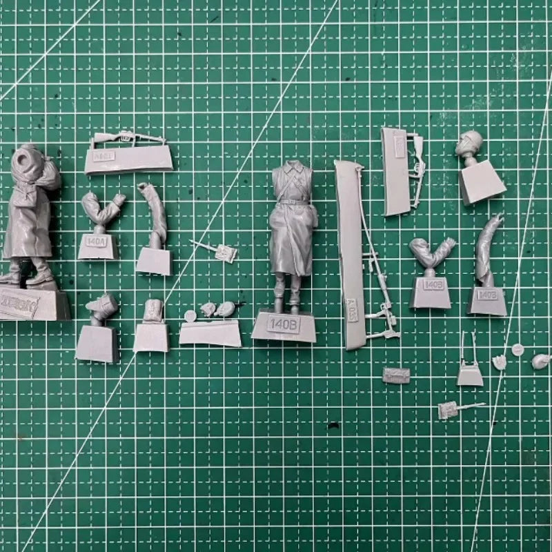 1/35 WWII Soviet Anti-Tank Soldier, 2 Figures, Resin Model Figure Kit, Unassembled and Unpainted