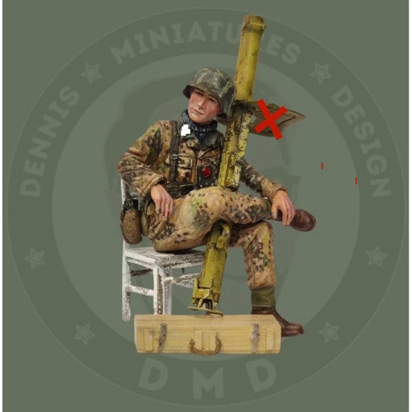 1/35 WWII German Anti-Tank Rifleman Advancing, Resin Model Figure Kit, Unassembled and Unpainted