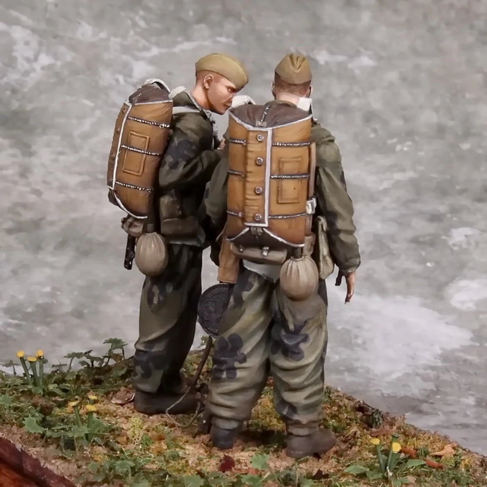 1/35 WWII Soviet Infantry in Combat Positions, 2 Figures, Resin Model Figure Kit, Unassembled and Unpainted