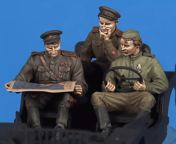 1/35 WWII Soviet Officers Reviewing Military Map, 3 Figures, Resin Model Figure Kit, Unassembled and Unpainted