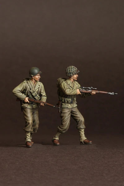 1/35 WWII US Infantry Advancing with Rifles, 2 Figures, Resin Model Figure Kit, Unassembled and Unpainted