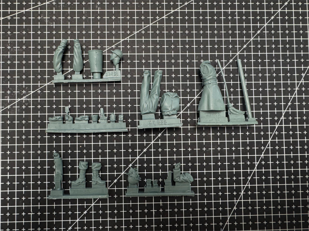 1/35 WWII German Winter Team, 2 Figures, Resin Model Figure Kit, Unassembled and Unpainted