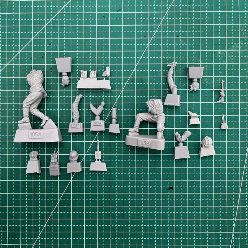 1/35 WWII German Infantry Prone and Attacking, 2 Figures, Resin Model Figure Kit, Unassembled and Unpainted