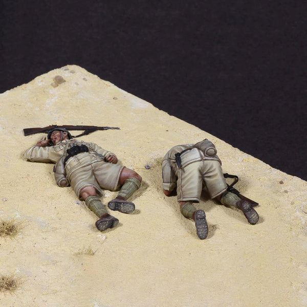 1/35 WWII Soldiers Desert Combat, 2 Figures, Resin Model Figure Kit, Unassembled and Unpainted