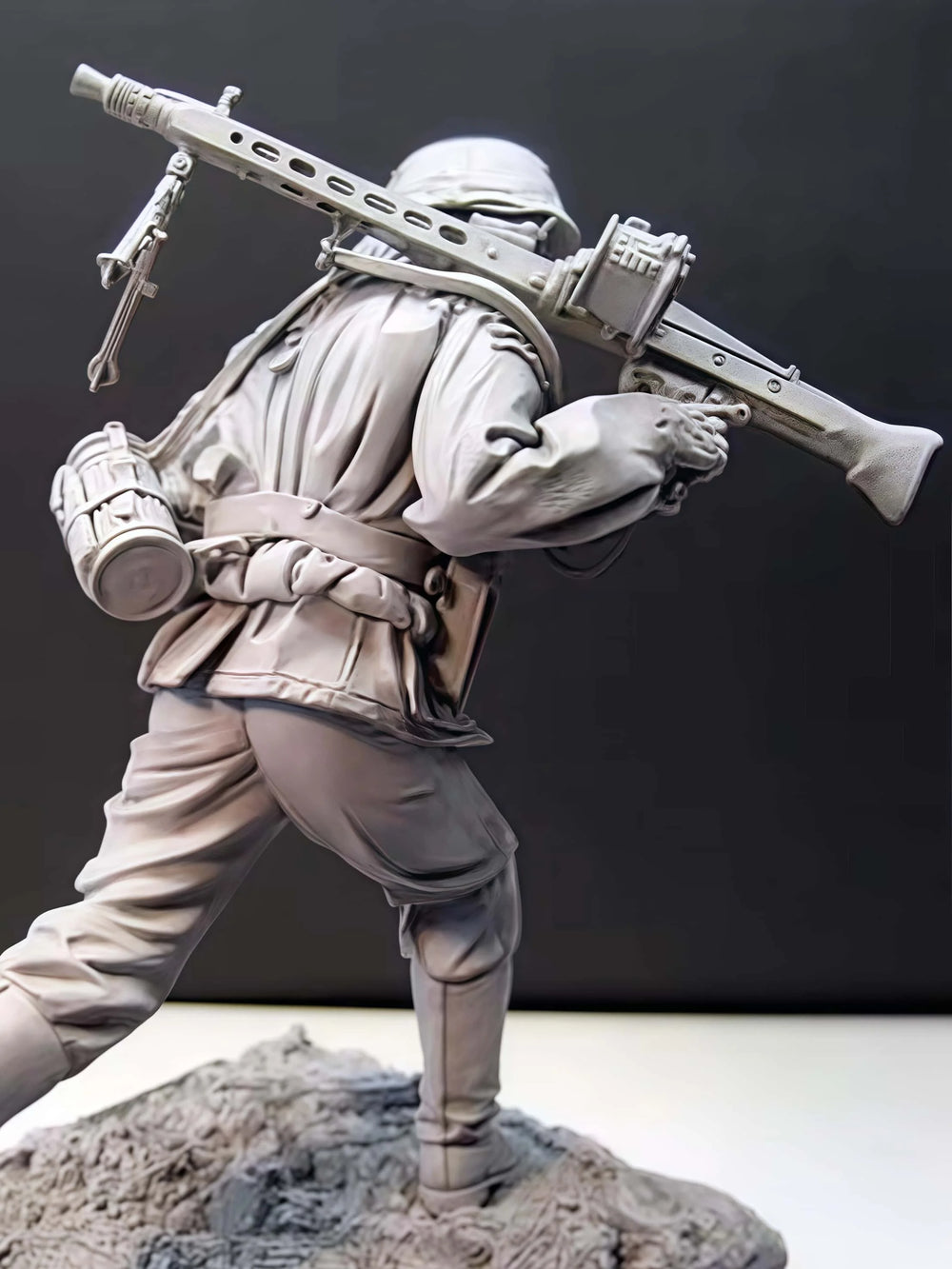 1/16 WWI British Infantryman Charging with Rifle, Resin Model Figure Kit, Unassembled and Unpainted