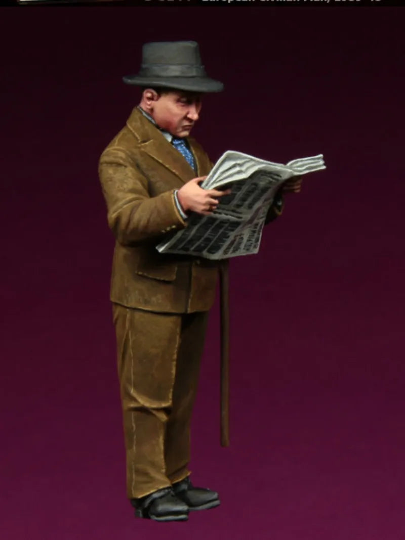 1/35 WWII European Civilian Reading Newspaper, Resin Model Figure Kit, Unassembled and Unpainted