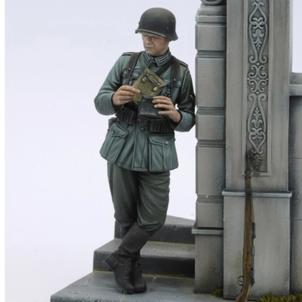 1/24 WWII German Soldier Eating, Resin Model Figure Kit, Unassembled and Unpainted