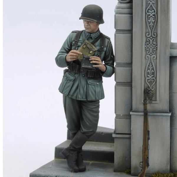 1/24 WWII German Soldier Eating, Resin Model Figure Kit, Unassembled and Unpainted