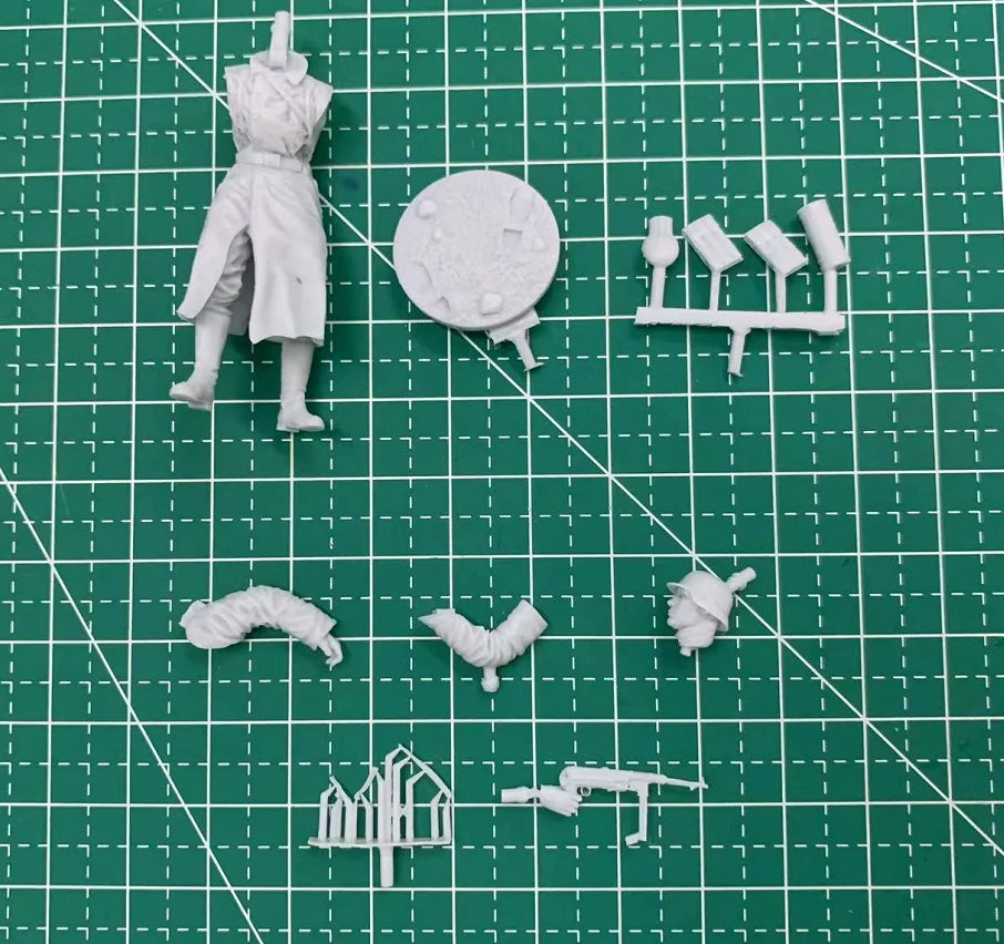 1/35 WWII German Officer in Field Coat, Resin Model Figure Kit, Unassembled and Unpainted